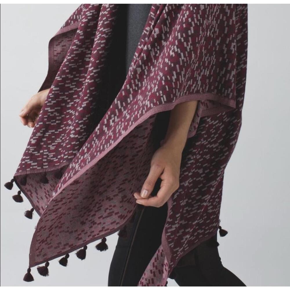 Lululemon Sun to Moon Scarf in Bordeaux